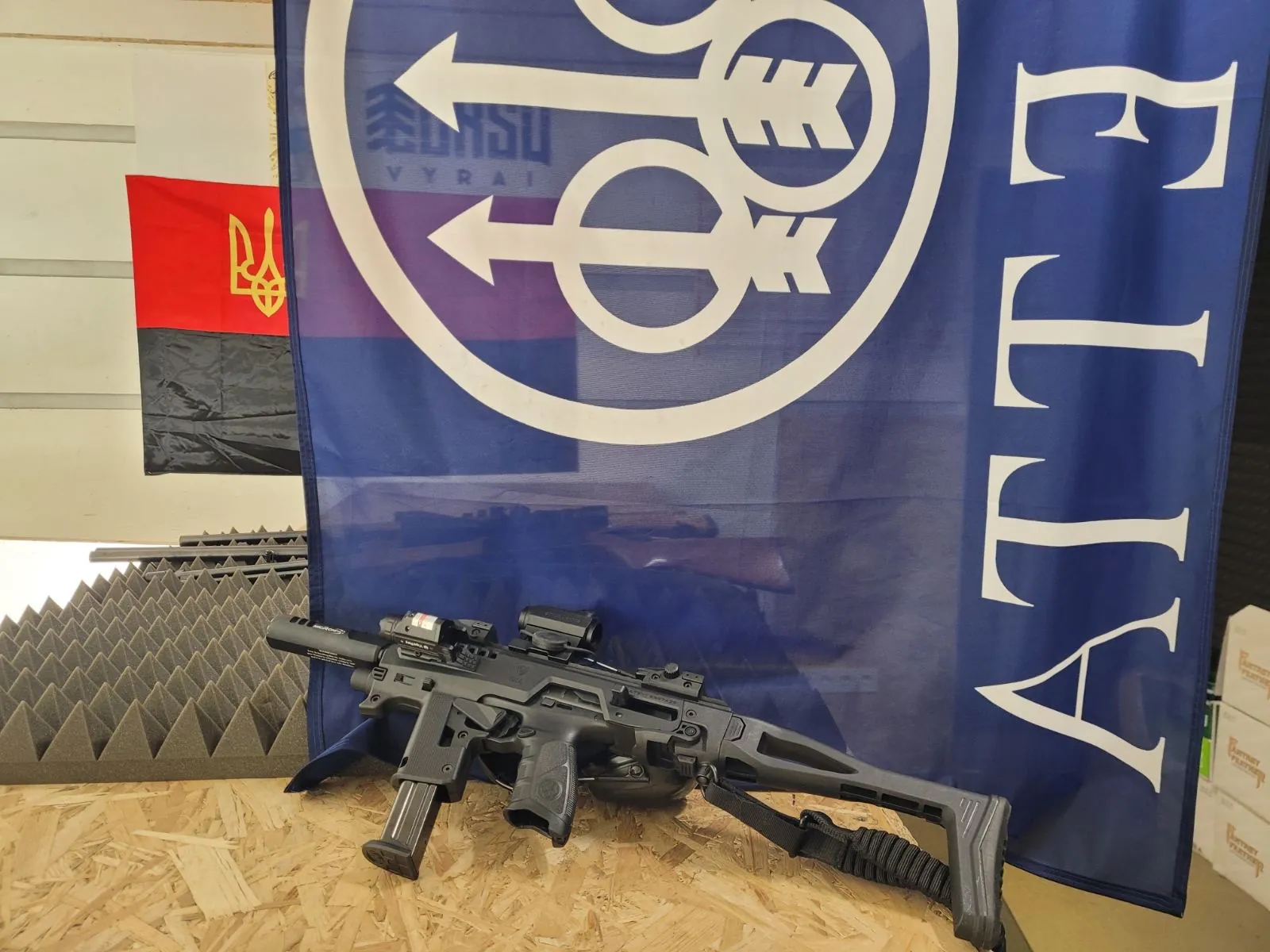 Šautuvas prie Beretta vėliavos